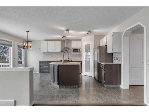 12 Riverwood Crescent Se, Calgary, AB - Indoor Photo Showing Kitchen