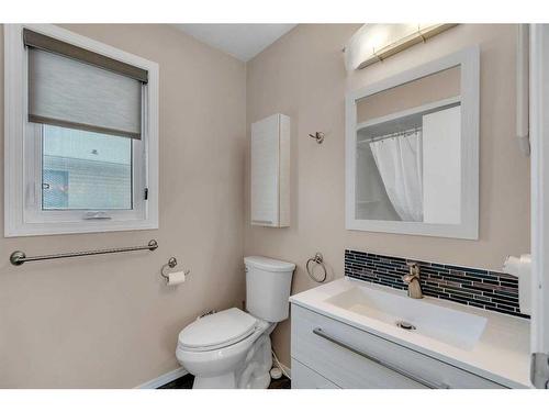 12 Riverwood Crescent Se, Calgary, AB - Indoor Photo Showing Bathroom