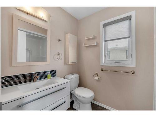 12 Riverwood Crescent Se, Calgary, AB - Indoor Photo Showing Bathroom