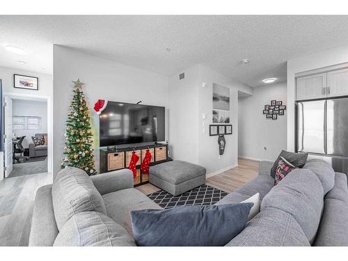 315-40 Carrington Plaza Nw, Calgary, AB - Indoor Photo Showing Living Room