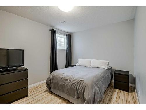 137 West Creek Glen, Chestermere, AB - Indoor Photo Showing Bedroom