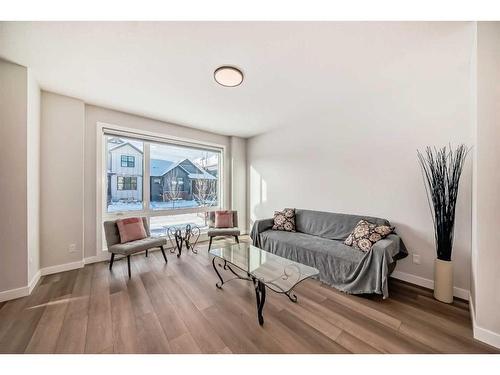 44 Treeline Manor Sw, Calgary, AB - Indoor Photo Showing Living Room