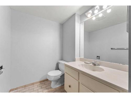 7-2210 Oakmoor Drive Sw, Calgary, AB - Indoor Photo Showing Bathroom