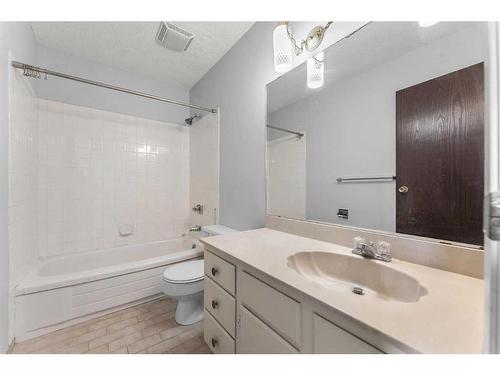 7-2210 Oakmoor Drive Sw, Calgary, AB - Indoor Photo Showing Bathroom