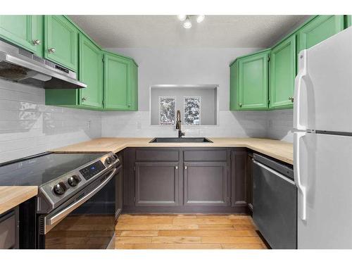 7-2210 Oakmoor Drive Sw, Calgary, AB - Indoor Photo Showing Kitchen