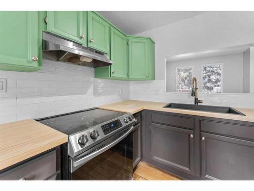 7-2210 Oakmoor Drive Sw, Calgary, AB - Indoor Photo Showing Kitchen