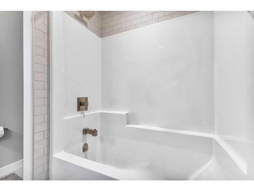 248 Sandpiper Crescent, Chestermere, AB - Indoor Photo Showing Bathroom