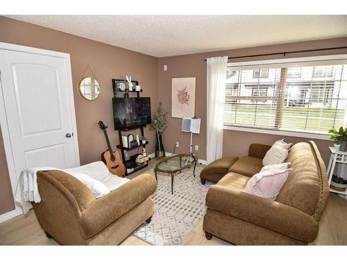 105-31 Everridge Square Sw, Calgary, AB - Indoor Photo Showing Living Room