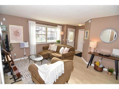 105-31 Everridge Square Sw, Calgary, AB - Indoor Photo Showing Living Room