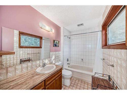 2632 Capitol Hill Crescent Nw, Calgary, AB - Indoor Photo Showing Bathroom