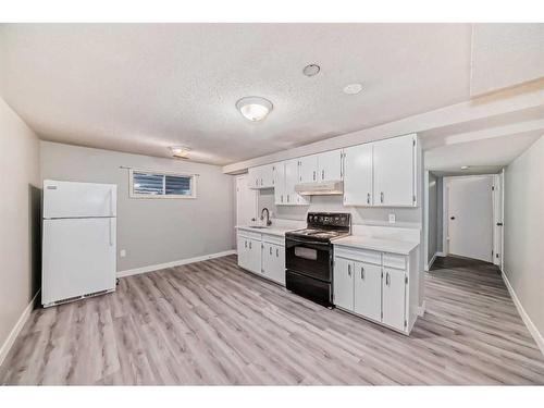 2632 Capitol Hill Crescent Nw, Calgary, AB - Indoor Photo Showing Kitchen