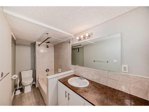 2632 Capitol Hill Crescent Nw, Calgary, AB - Indoor Photo Showing Bathroom