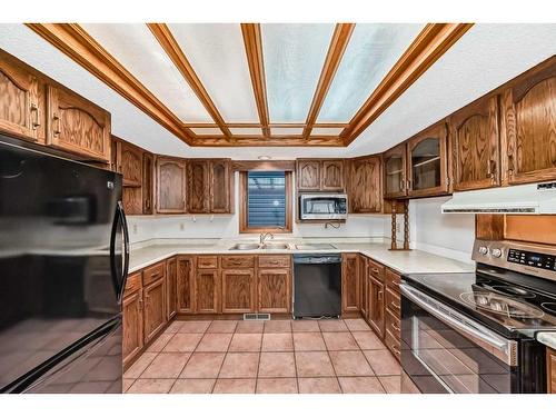 2632 Capitol Hill Crescent Nw, Calgary, AB - Indoor Photo Showing Kitchen With Double Sink