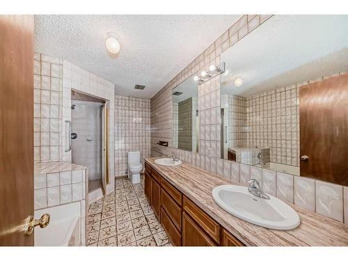 2632 Capitol Hill Crescent Nw, Calgary, AB - Indoor Photo Showing Bathroom