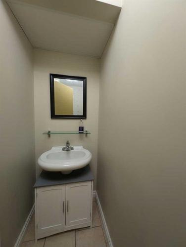 1102 Whitfield Avenue, Crossfield, AB - Indoor Photo Showing Bathroom