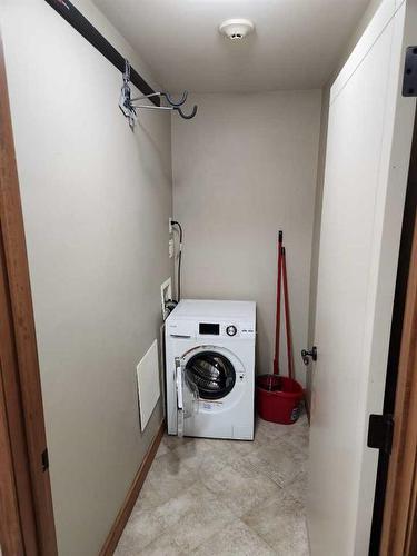 110-315 50 Avenue Sw, Calgary, AB - Indoor Photo Showing Laundry Room