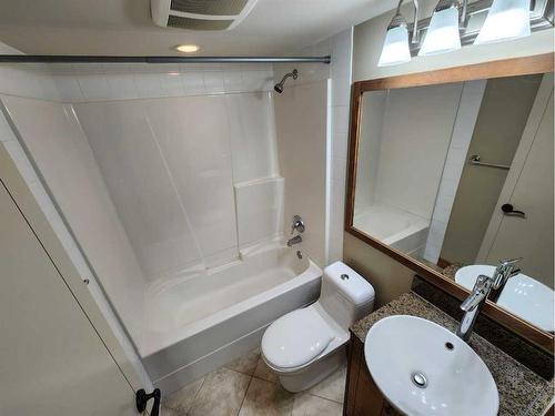 110-315 50 Avenue Sw, Calgary, AB - Indoor Photo Showing Bathroom