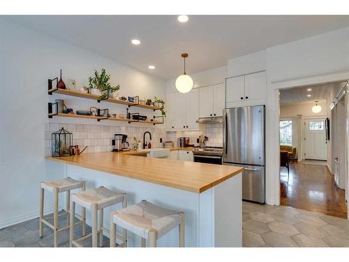 215 11A Street Nw, Calgary, AB - Indoor Photo Showing Kitchen