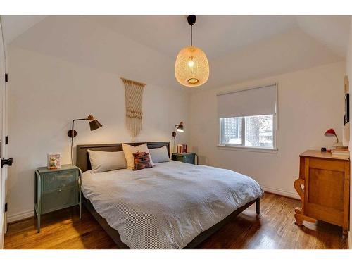 215 11A Street Nw, Calgary, AB - Indoor Photo Showing Bedroom