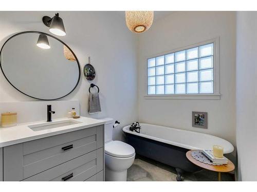 215 11A Street Nw, Calgary, AB - Indoor Photo Showing Bathroom