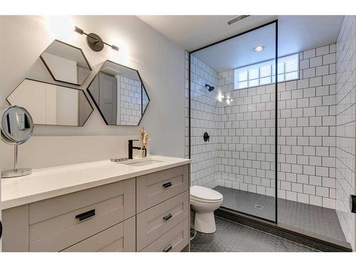 215 11A Street Nw, Calgary, AB - Indoor Photo Showing Bathroom