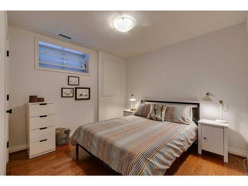 215 11A Street Nw, Calgary, AB - Indoor Photo Showing Bedroom