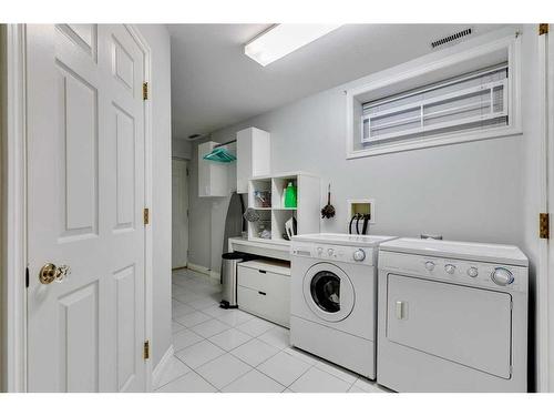 215 11A Street Nw, Calgary, AB - Indoor Photo Showing Laundry Room