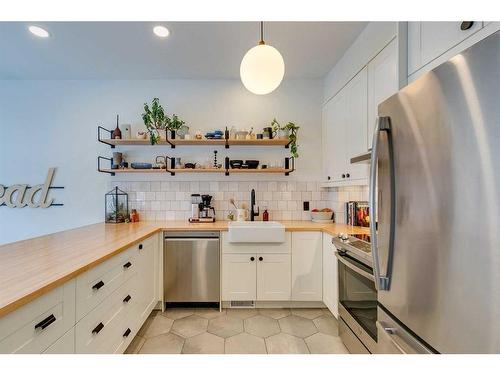 215 11A Street Nw, Calgary, AB - Indoor Photo Showing Kitchen