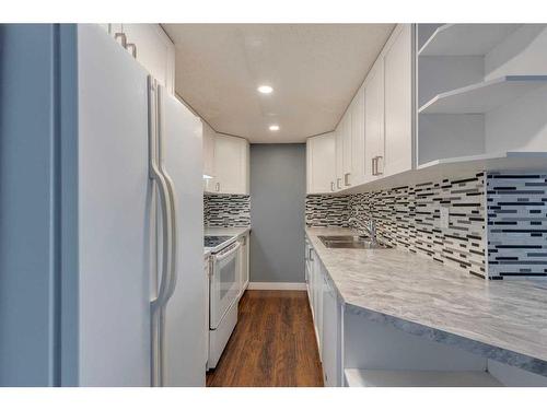 96-1055 72 Avenue Nw, Calgary, AB - Indoor Photo Showing Kitchen With Double Sink With Upgraded Kitchen