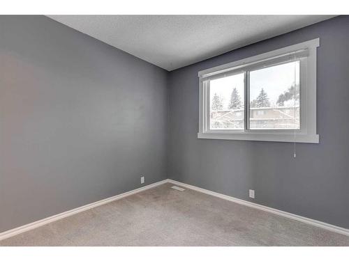 96-1055 72 Avenue Nw, Calgary, AB - Indoor Photo Showing Other Room