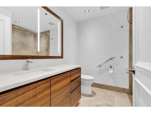 802-600 Princeton Way Sw, Calgary, AB - Indoor Photo Showing Bathroom