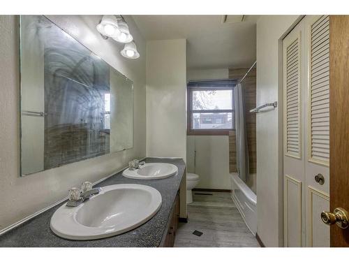 3603 2 Street Nw, Calgary, AB - Indoor Photo Showing Bathroom