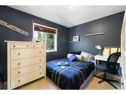 115 Chapala Drive Se, Calgary, AB - Indoor Photo Showing Bedroom