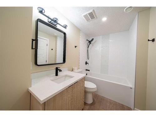 2111 Vista Crescent Ne, Calgary, AB - Indoor Photo Showing Bathroom