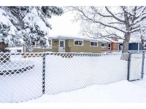 2111 Vista Crescent Ne, Calgary, AB - Outdoor