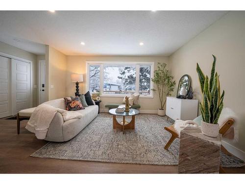 2111 Vista Crescent Ne, Calgary, AB - Indoor Photo Showing Living Room