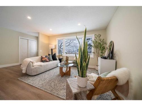 2111 Vista Crescent Ne, Calgary, AB - Indoor Photo Showing Living Room