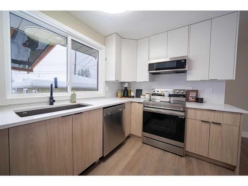 2111 Vista Crescent Ne, Calgary, AB - Indoor Photo Showing Kitchen