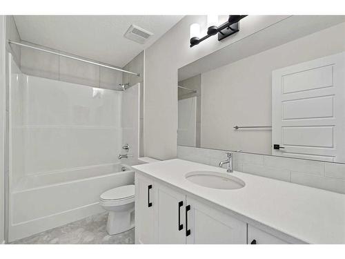 27 Versant View Sw, Calgary, AB - Indoor Photo Showing Bathroom