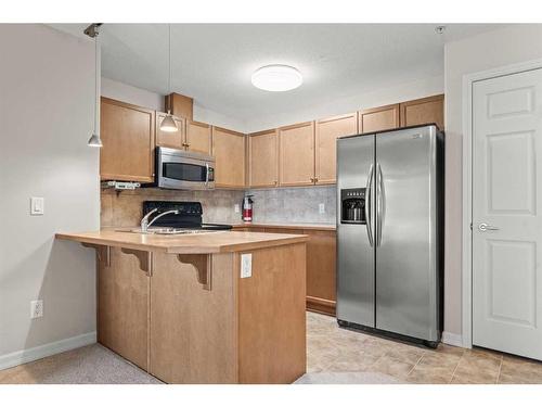 3103-92 Crystal Shores Road, Okotoks, AB - Indoor Photo Showing Kitchen