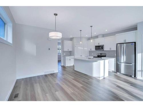 1139 Chinook Winds Circle Sw, Airdrie, AB - Indoor Photo Showing Kitchen With Upgraded Kitchen