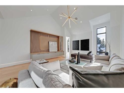 448 25 Avenue Ne, Calgary, AB - Indoor Photo Showing Living Room