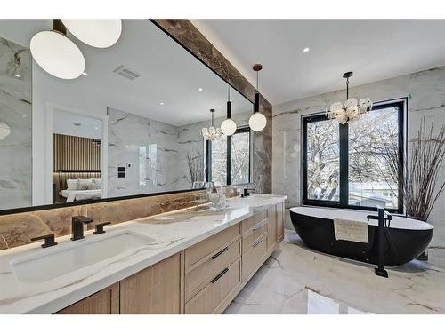 448 25 Avenue Ne, Calgary, AB - Indoor Photo Showing Bathroom