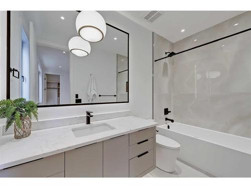 448 25 Avenue Ne, Calgary, AB - Indoor Photo Showing Bathroom