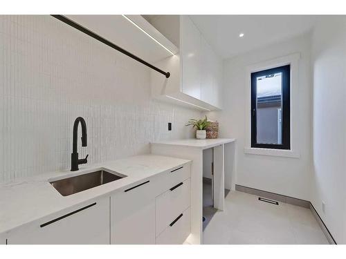 448 25 Avenue Ne, Calgary, AB - Indoor Photo Showing Kitchen