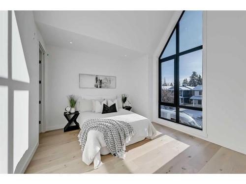 448 25 Avenue Ne, Calgary, AB - Indoor Photo Showing Bedroom