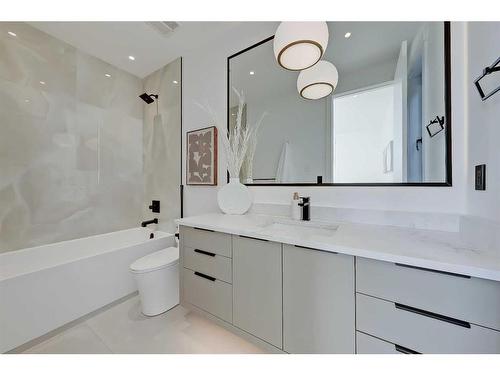 448 25 Avenue Ne, Calgary, AB - Indoor Photo Showing Bathroom