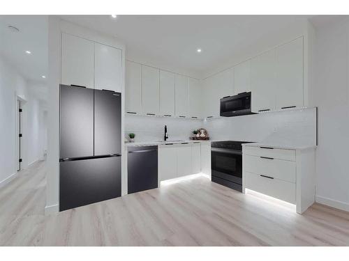 448 25 Avenue Ne, Calgary, AB - Indoor Photo Showing Kitchen