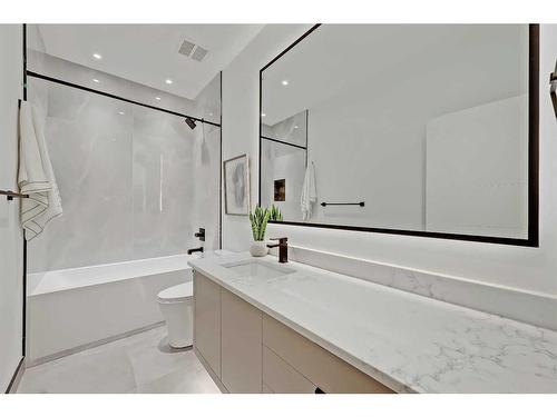 448 25 Avenue Ne, Calgary, AB - Indoor Photo Showing Bathroom