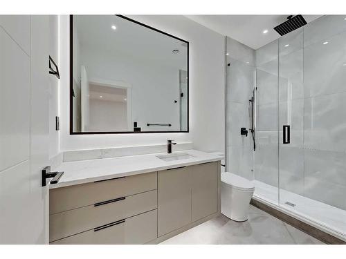 448 25 Avenue Ne, Calgary, AB - Indoor Photo Showing Bathroom